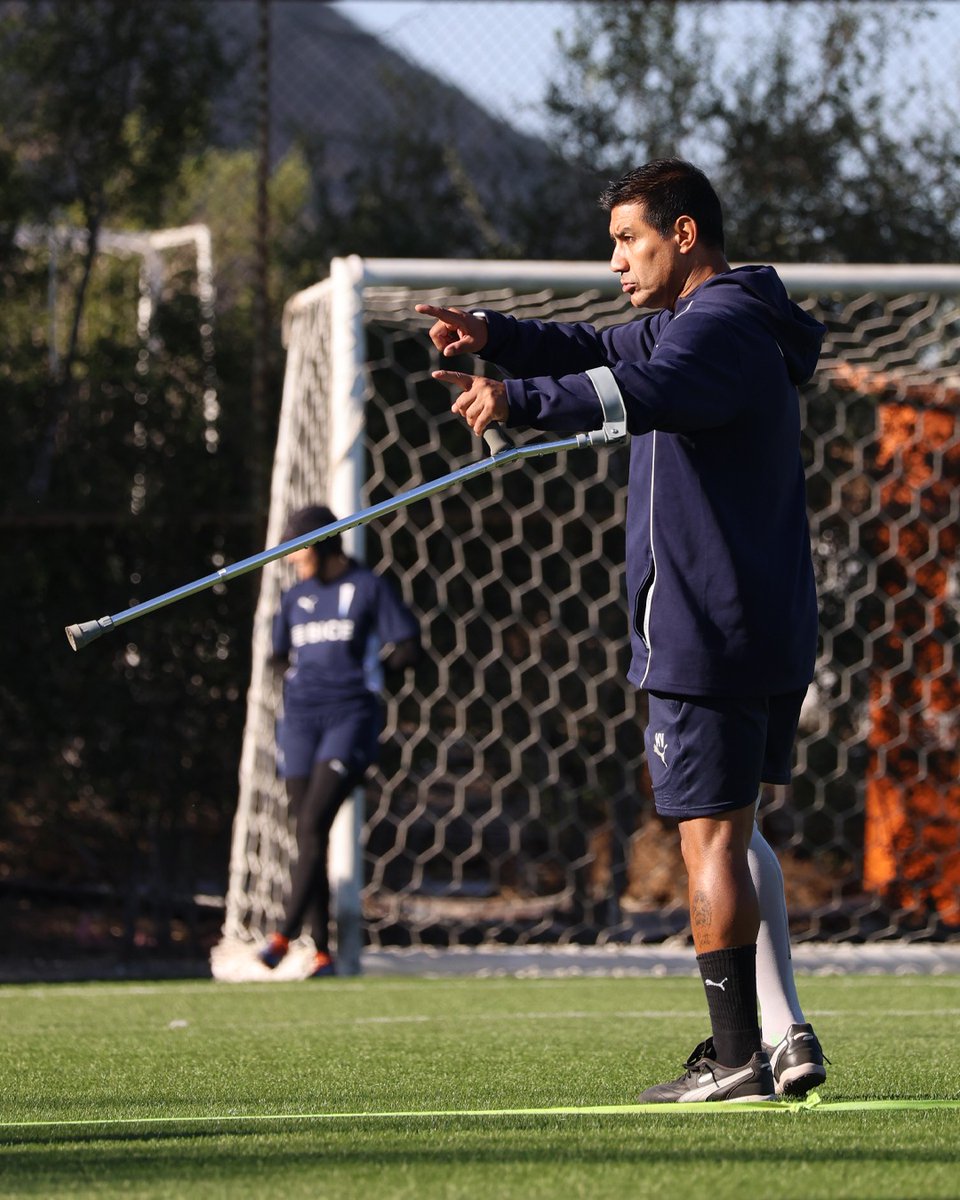 Nuestro DT Milenko Valenzuela ya está de regreso junto a #LasCruzadas ⚪️🔵👏

¡Éxito en esta Temporada 2026, profe! ✊️