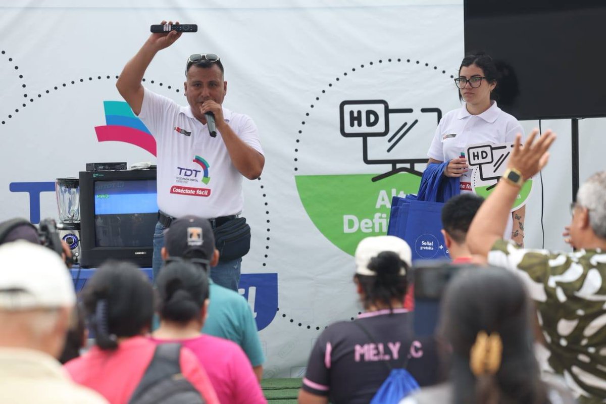 MTC_GobPeru's tweet image. 📺 ¡#MTC realizó jornada de sensibilización sobre la Televisión Digital Terrestre en #Ica! 👏👏👏

📍 En el Mercado La Palma, decenas de personas participaron activamente en esta actividad que tuvo como objetivo informar a la ciudadanía sobre los beneficios de esta tecnología