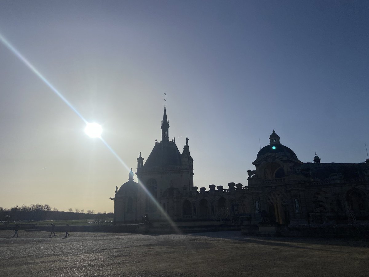 Comme un air de printemps ☀️🌼 ce 25 février 2026 au Château de Chantilly… avec un ciel chargé de sable 🟠. #oise