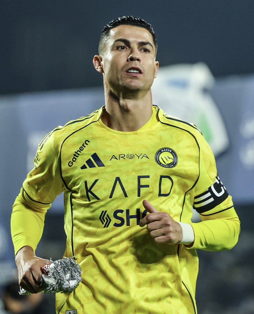 🚨 965 CAREER GOALS FOR CRISTIANO RONALDO.

41 YEARS OLD.
Still scoring.
Still competing. 

965 GOALS AT 41

1000 goals is calling… 🐐🔥