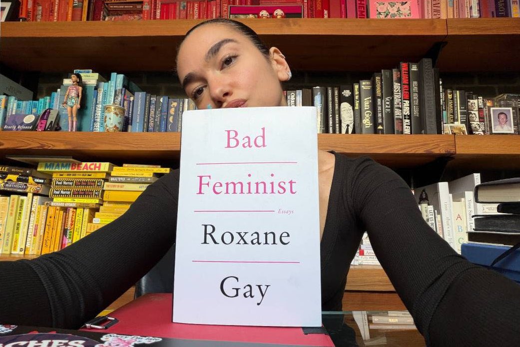 Le choix du Service95 Book Club de Dua Lipa pour mars est "Bad Feminist" de Roxane Gay.
