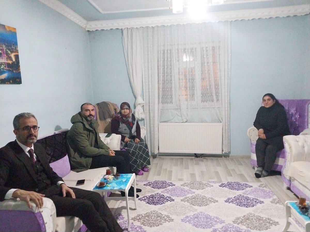 akpartiiagri's tweet photo. Dün Azize Teyzemizin, Bugün de Muhammet ve Elif’in gönül sofrasına misafir olduk,  Samimiyetleriyle içimizi ısıtan, muhabbetleriyle gönlümüzü doyuran çok güzel zamanlar geçirdik. https://t.co/TyKbwBBhD8