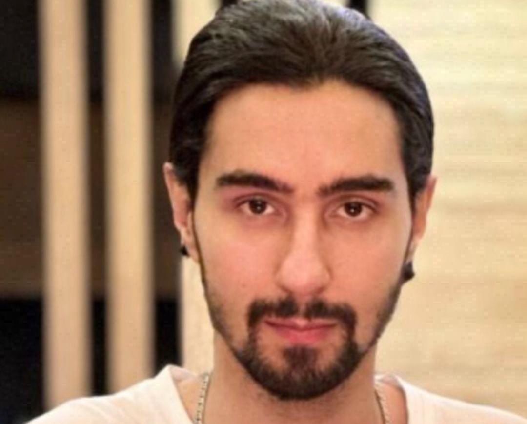 #ایلیا_طاهری پیانیست و آهنگ ساز 
 ۳۰ ساله از #کرمان
صبح بیستم دی ماه مامورین اطلاعات در خانه دستگیرش کرده و برده‌اند. او تا امروز در بلاتکلیفی و در زندان کرمان بسر می برد.
#IranMassacre 
#iransilentexecusion