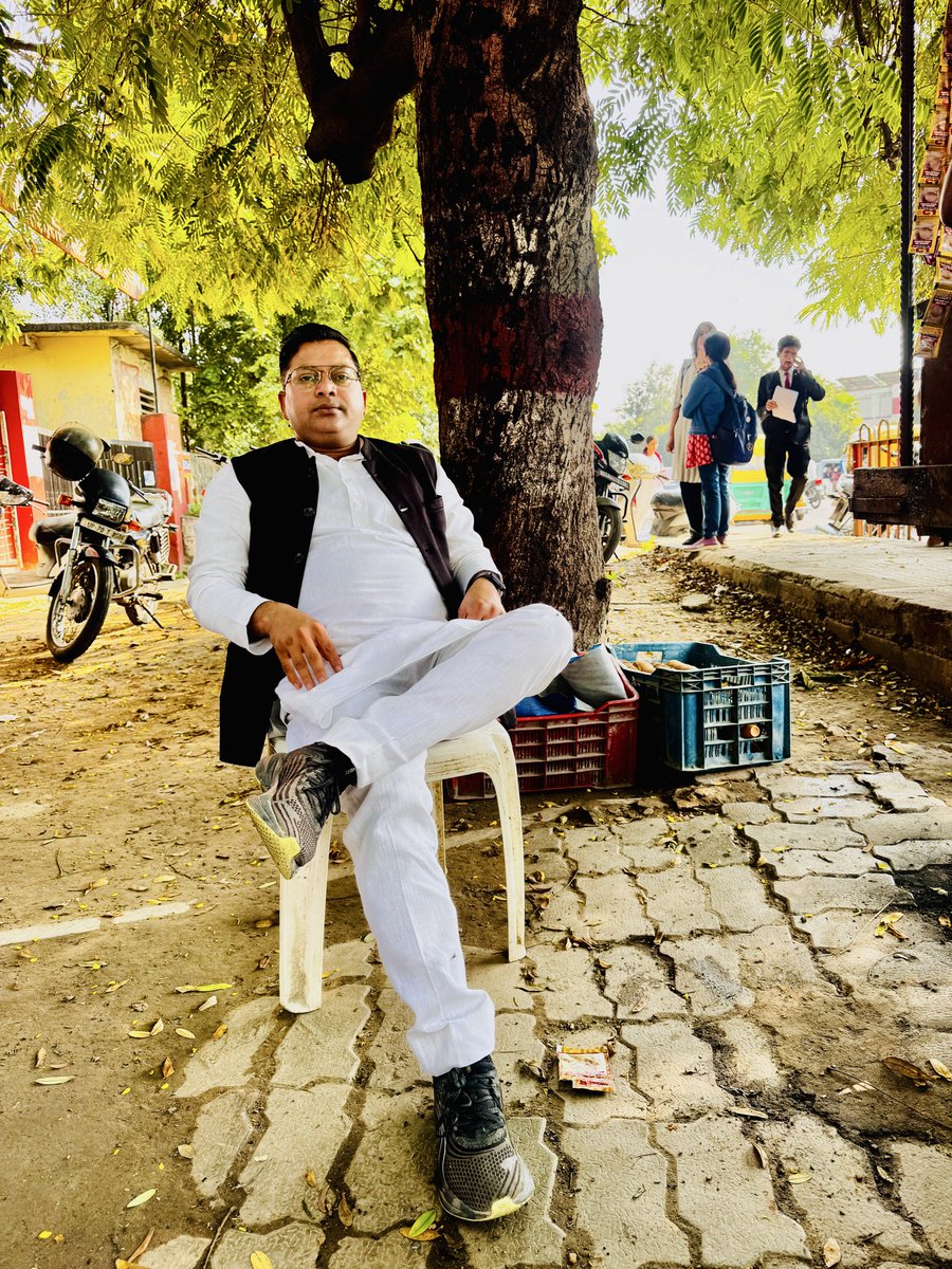 तुम देख रहे हो मुझको‚ जहाँ खड़ा हूँ
तुम देख रहे हो मुझको‚ जहाँ पड़ा हूँ!

मैं  ऐसे  ही खंडहर चुनता  फिरता  हूँ
मैं  ऐसी  ही  जगहों में  पला–बढ़ा  हूँ!!

- भवानीप्रसाद मिश्र