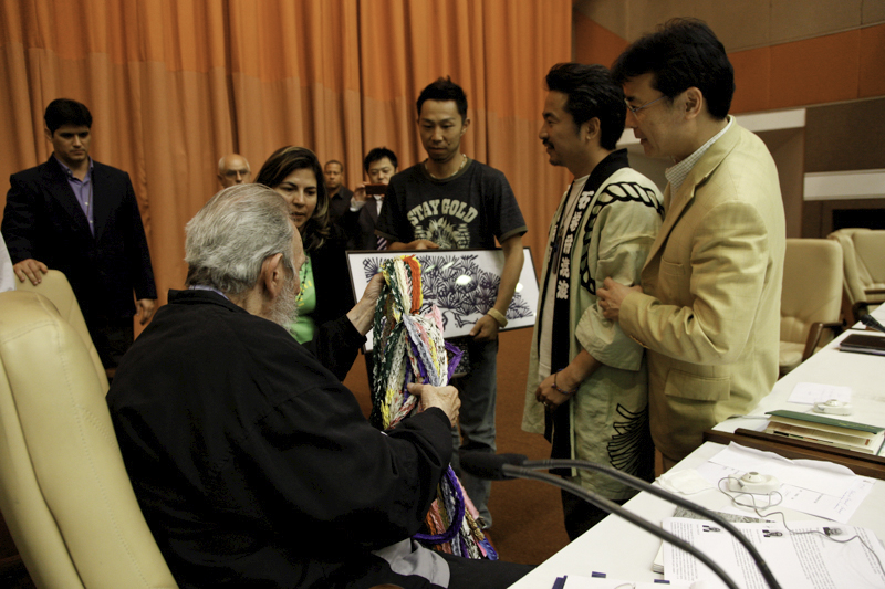 Fidel junto a los integrantes del Crucero por la Paz, el 1 de marzo de 2012

fidelcastro.cu
#100AñosConFidel #Cuba #Revolución #FidelCastro #SomosCuba #SomosContinuidad #RevoluciónCubana