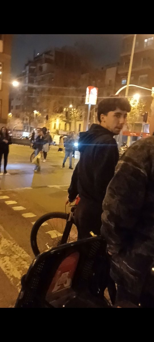 AGRESSIÓ FEIXISTA a la concentració d'aquest vespre a #MeridianaResisteix
A la foto un dels agressors👇
Spoiler: és un habitual de l'insult i la provocació
<a href="/MeridianaResis1/">MeridianaResisteix</a> 
<a href="/mossos/">Mossos</a> 
<a href="/GUBBarcelona/">Guàrdia Urbana Barcelona</a>