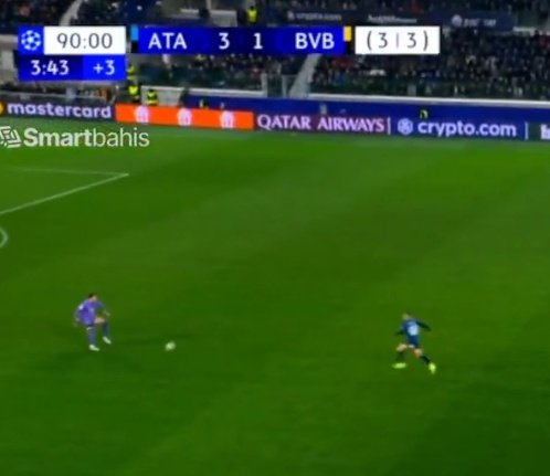 VfB_Zoneee's tweet image. Quizfrage zum heutigen #ChampionsLeague Spiel zwischen Bergamo und Dortmund #ATABVB 

Was macht Kobel in hier?

A: Er haut den Ball ins Aus 
B: Er haut den Ball nach Vorne 
C: Er will kurz spielen, sie werden ausgekontert, nach einem Kung fu tritt, kassieren sie ein Elfmeter Tor