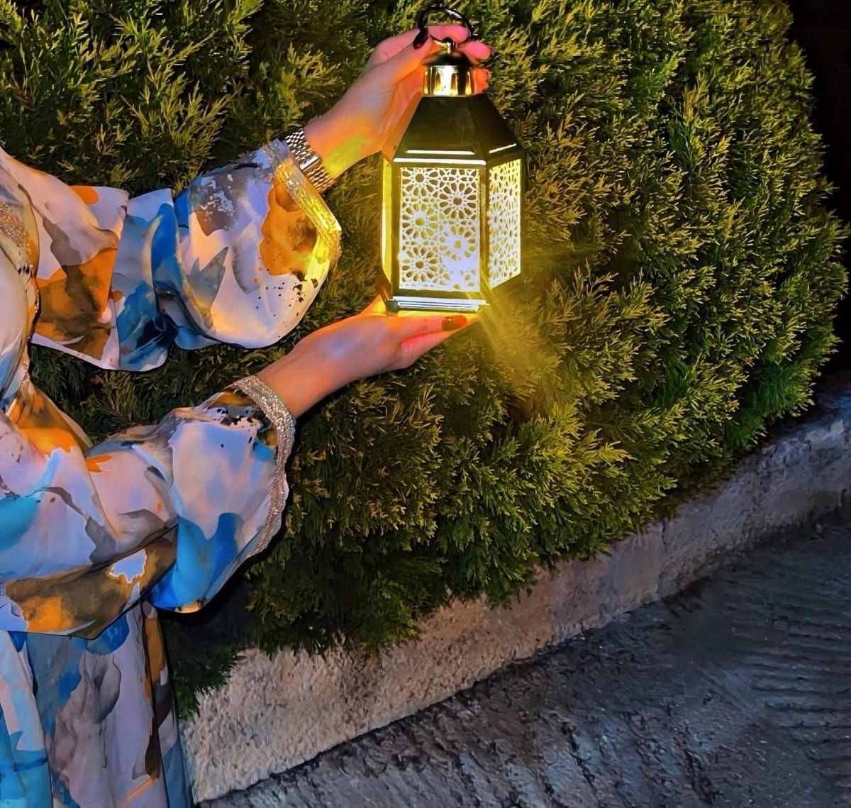 ما رأيتُ علامة تدل على حسن الخلق والوعي معاً مثل مُداراة الخواطر، إذا رأيت أحدهم مُنطفئ ، حدُثه عن مزاياه ، حدّثه عن طيبة قلبه ، حدّثه كثيراً حتى يعود ويُضيئ من جديد...جبر الخواطر عبادة

#زبرجد_حرف
#رباب_الكلم 
#يخبرني_الصباح 
#حروف_وقهوة