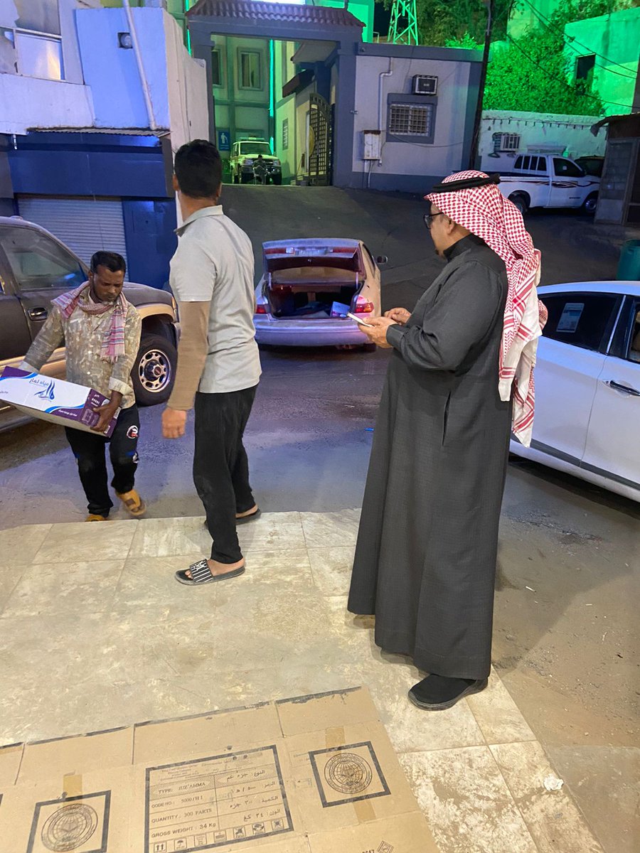 NaqiAssociation's tweet photo. رئيس مجلس إدارة جمعية نقي لسقيا الماء بمحافظة فيفاء يشرف ميدانيًا على توزيع المياه للمساجد والصائمين والأسر المحتاجة، تأكيدًا لرسالة الجمعية في خدمة المجتمع وتعزيز أثر العطاء المبارك. #جمعية_نقي #سقيا_الماء #فيفاء https://t.co/1zQwCWN94j