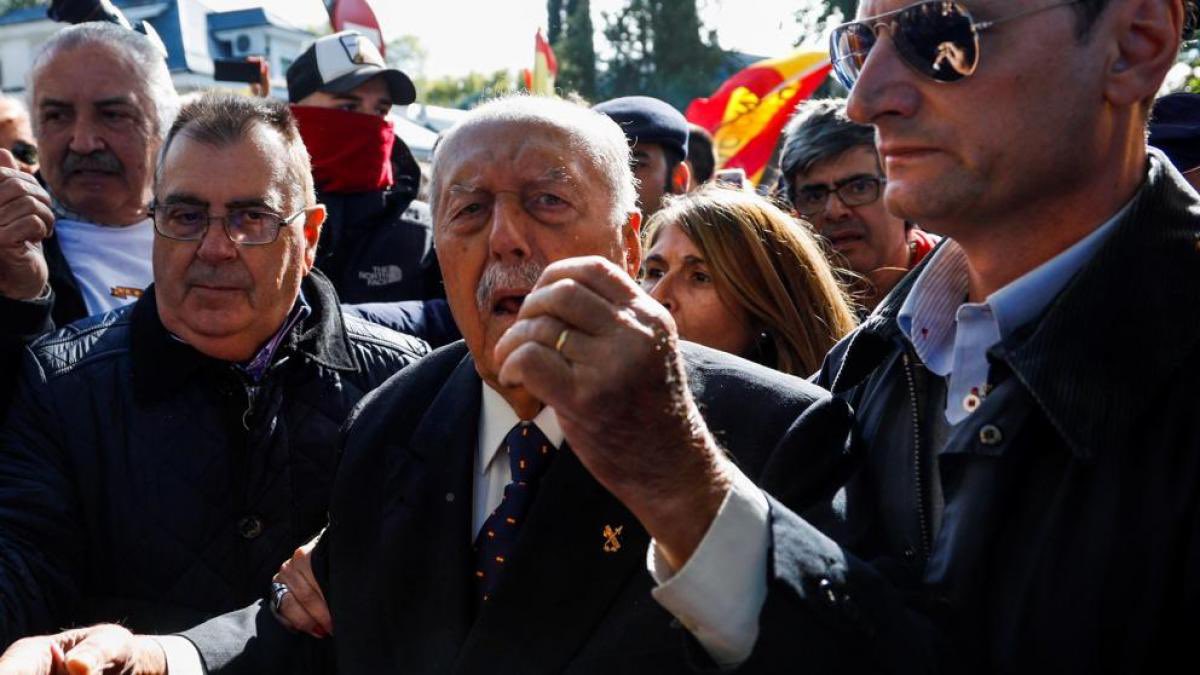 Acaba de fallecer Don Antonio Tejero.

Gracias por defender a España con todo lo que estuvo en tu mano.

CAMARADA ANTONIO TEJERO MOLINA, ¡¡¡PRESENTE!!!