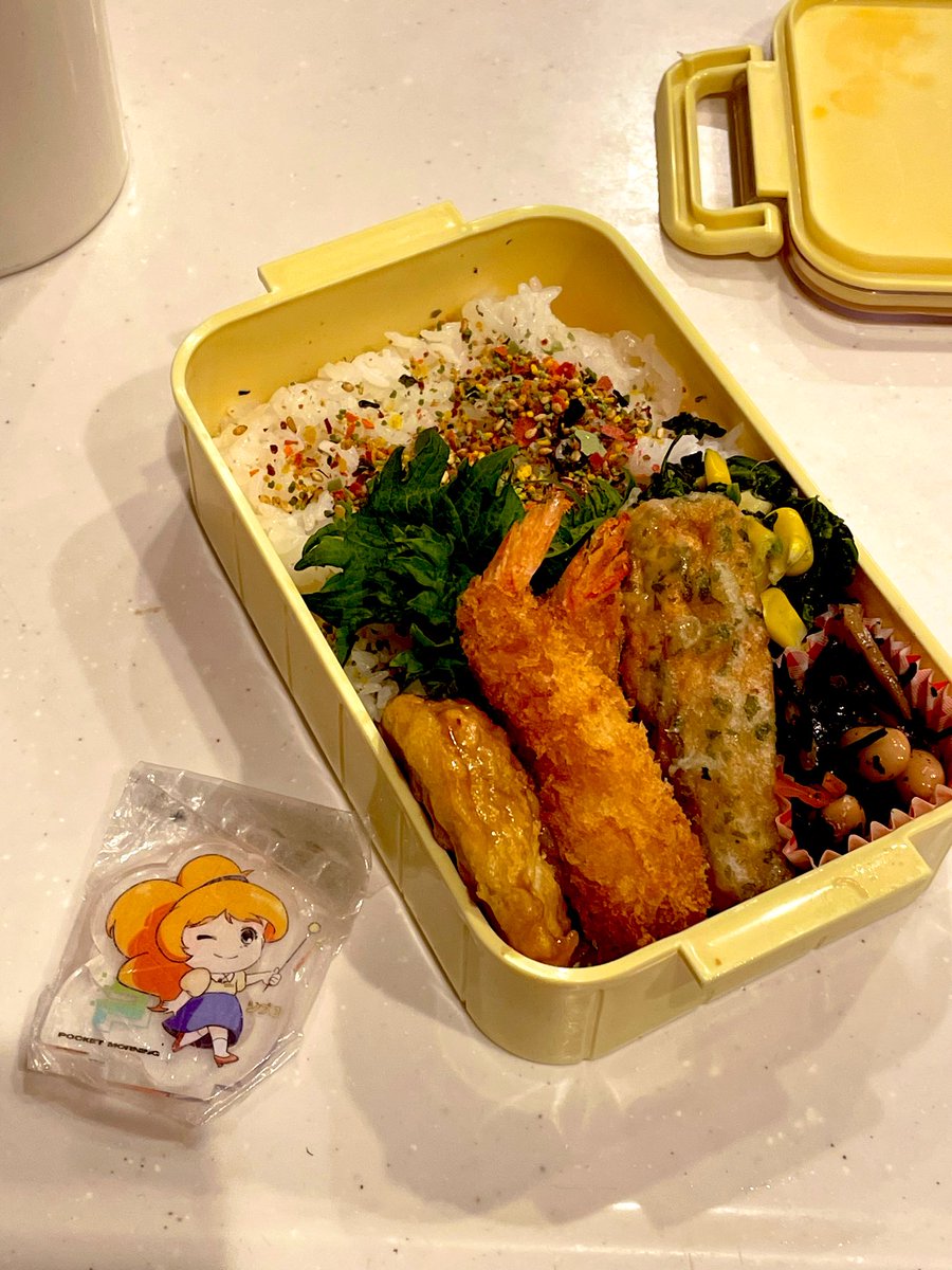 kenchan40s's tweet photo. 高校生の娘に195回目のお弁当を作りました🍱

昨日は、6時間授業があったのですが、全部詰まっていて、もうヘトヘト😫でした。
しかも、放課後に会議まで入っていて、散々な一日になってしまいました。
自分の仕事を始めたのが17時30分から😨

生徒たちが、基本、真面目に授業を受けてくれるから、本当に助かります。
もし、生徒が
•寝る
•無駄話する
•他ごとする
•先生を嫌ってイヤな態度をとる
なんてあったら、心が病んじゃう。

今年度、英語を5クラス受け持って大変だったけど、生徒たちのおかげで、なんとか無事乗り切れそう。

感謝、感謝、感謝に尽きます！😄

今日は、エビフライ弁当。ジプコを添えて。
いさ簡単なお弁当だけど、愛情はたっぷり入ってます。

今日もお弁当作りの方、一緒に頑張りましょう！そして、働く皆さん、子育てする保護者の方、インフルエンザやコロナ、風邪から立ち向かってる方、そして、何かに向かって努力する皆さん、今日１日乗り越えましょう！

#お弁当記録 
#お弁当日記 
#お弁当作り楽しもう部 
#ジプコ
#zipfm
#教師のバトン
#ダイエット仲間募集 
#ダイエット記録
#腹筋