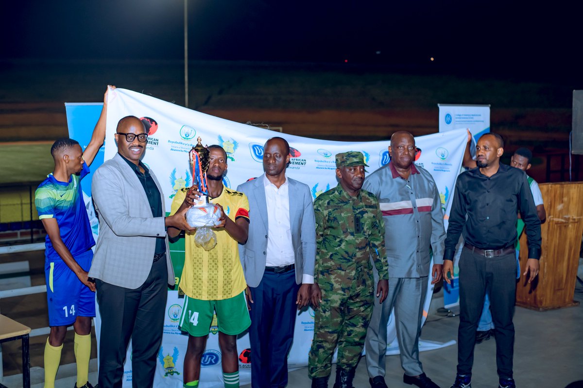 NyagatareDistr's tweet photo. Hakinwe imikino y'umupira w'amagura na basketball yahuje East African University Rwanda na UR ishami rya Nyagatare mu rwego rwo gukomeza kubaka ubufatanye, ubusabane n’umuco w’ubumwe. 
Mu mupira w'amaguru East African university Rwanda yatsinze 2-1 UR ishami rya Nyagatare naho muri Basketbal, UR ishami rya Nyagatare yatsinze amanota 27-11 East African university Rwanda.