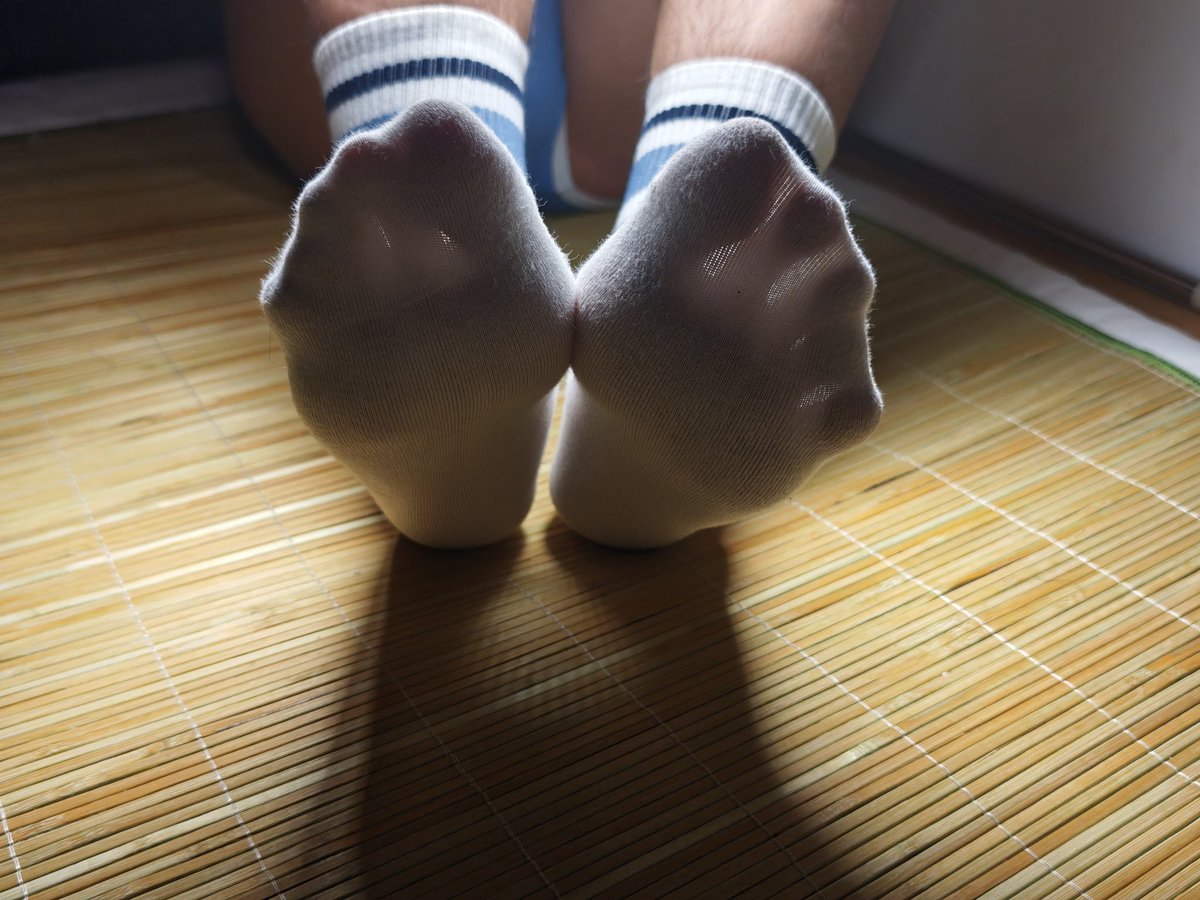 是薄袜子喔
适合踩脸😋