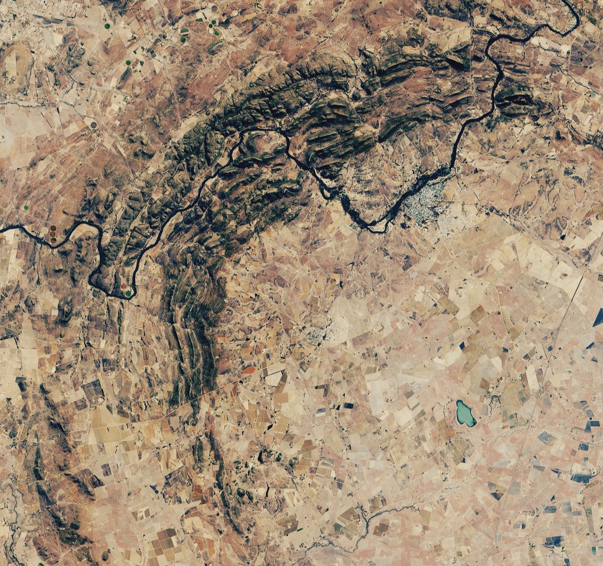 Imagina vivir en un tranquilo pueblo, cultivar tus campos y construir tu casa sin saber que estás exactamente en la zona cero del evento más violento y apocalíptico de la historia del planeta Tierra. Bienvenidos a Vredefort, el mayor cráter del planeta. Tira del hilo 🧵👇🏽👇🏽👇🏽