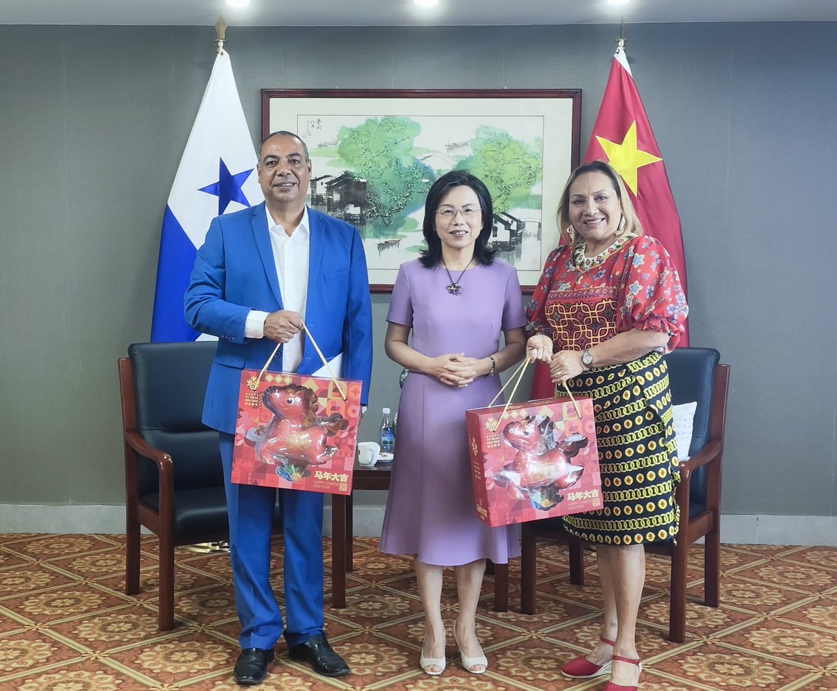 EmbChinaPa's tweet photo. La Embajadora Xu Xueyuan @ChEmbPa se reunió con el H.D. @JavierSucre2, vicepresidente de la Comisión de Relaciones Exteriores de la Asamblea Nacional y la H.D.  Flor Brenes. Ambas partes intercambiaron opiniones sobre las actuales relaciones entre China y Panamá. La Embajadora Xu señaló que la parte china valora la firme posición de ambos diputados de apoyar las relaciones entre ambos países y manifestó la disposición de trabajar conjuntamente para impulsar más cooperaciones pragmáticas que benefician al pueblo panameño.