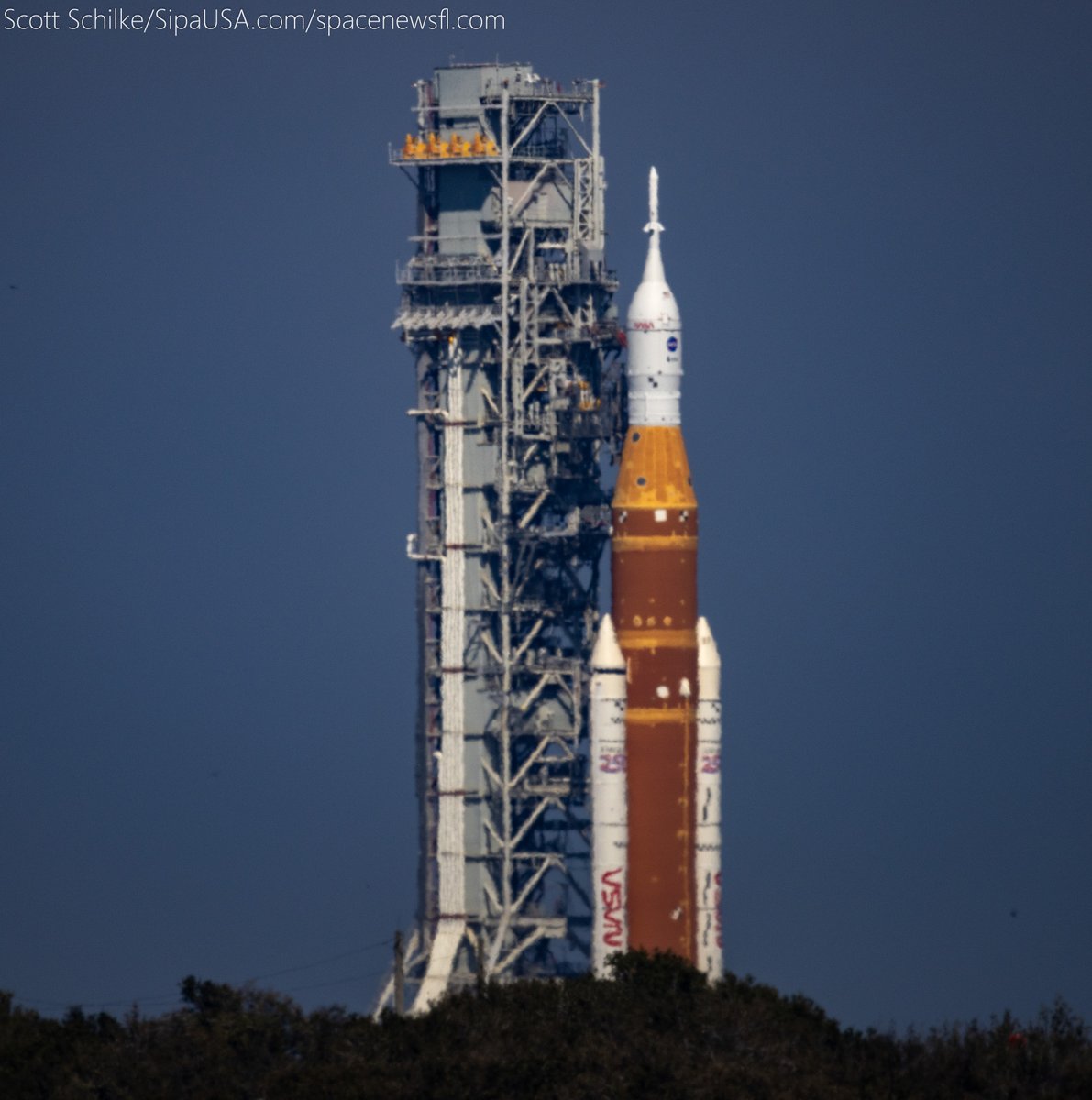 SchilkeScott's tweet image. Roughly about 1.5 miles from LC-39B  so far at 2:50 PM today 2-25-26. A long ways to go. #NASA #SLS #ArtemisII #Rollback 
📸 Scott Schilke for sipausa.com and spacenewsfl.com