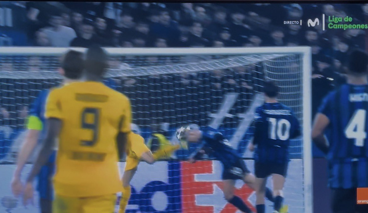 🚨 ERROR IMPROPIO EN EL 93’

👨🏻‍⚖️ Sánchez Martínez – 4️⃣
📊 Dificultad partido: Fácil 🟢
📈 Colaboración jugadores: Correcta 🟠

Tacos en el rostro dentro del área y no señala nada.
El VAR le corrige. Error grave en una acción clarísima.

<a href="/Atalanta_BC/">Atalanta B.C.</a> 4-1 <a href="/BVB/">Borussia Dortmund</a> #UCL