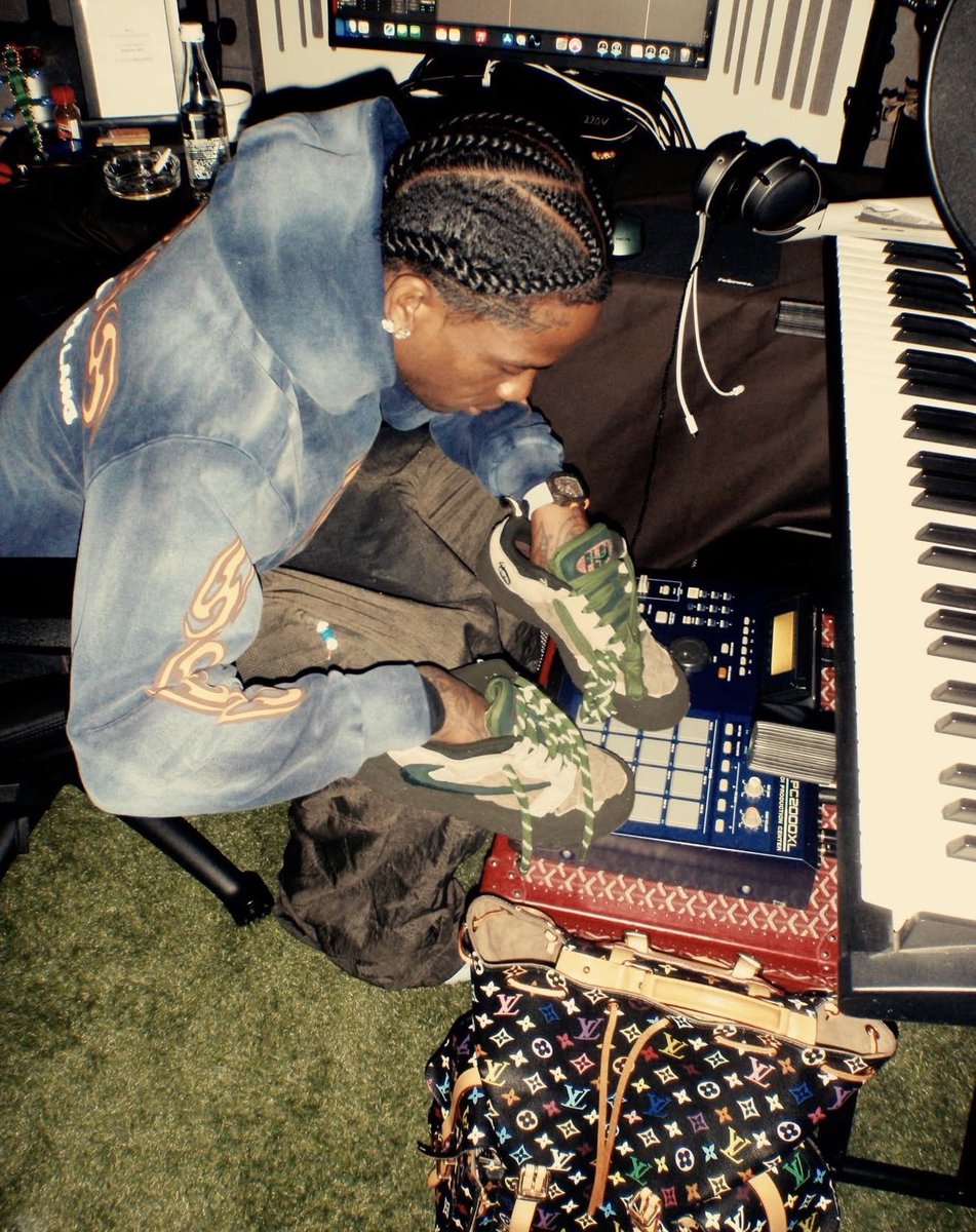 JustFreshKicks tweet media