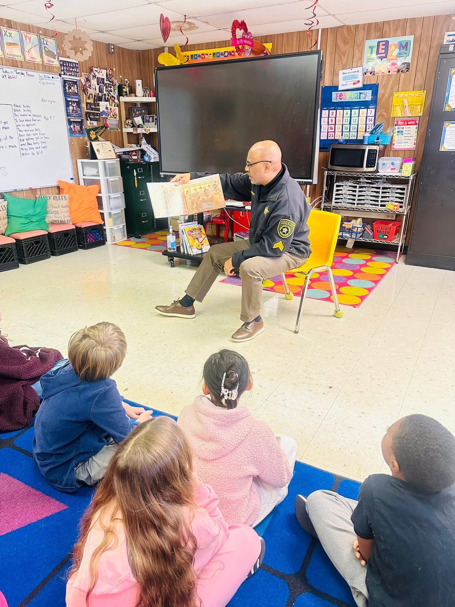 SheriffPulaski's tweet photo. Sgt. Davis visited Mrs. Berry’s 3rd grade class at Baker Elementary to read for Black History Month. Investing in kids & building community partnerships helps shape a brighter future! #PCSONEWS #CommunityFocused #SafetyDriven #IntegrityBased https://t.co/wtYLdcBPky