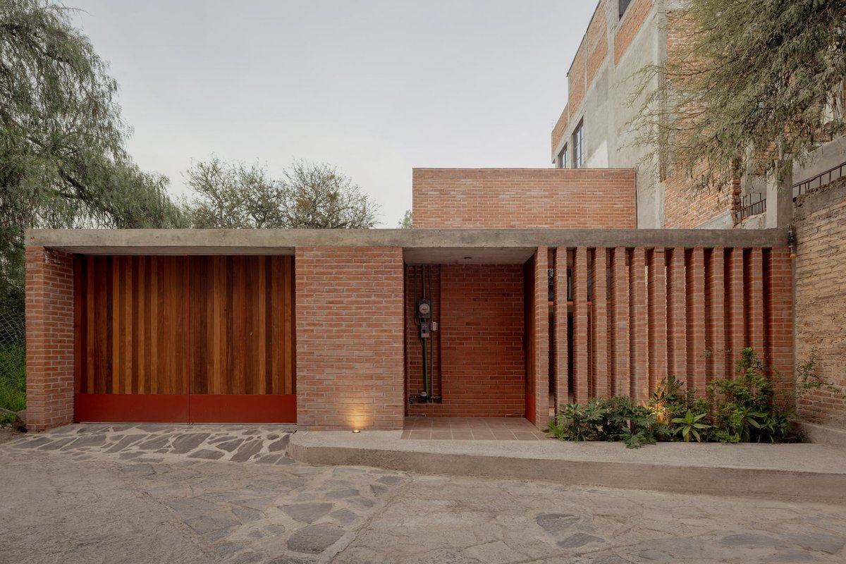 Arquine's tweet photo. Casa Pirules, en San Miguel de Allende, México, se integra al Valle del Maíz mediante cuatro volúmenes de ladrillo que se adaptan a la topografía y vegetación existente, articulados por patios y jardines. Un proyecto de Escobedo Soliz. | https://t.co/ABJFHGXJbq https://t.co/AzY2nyazK5