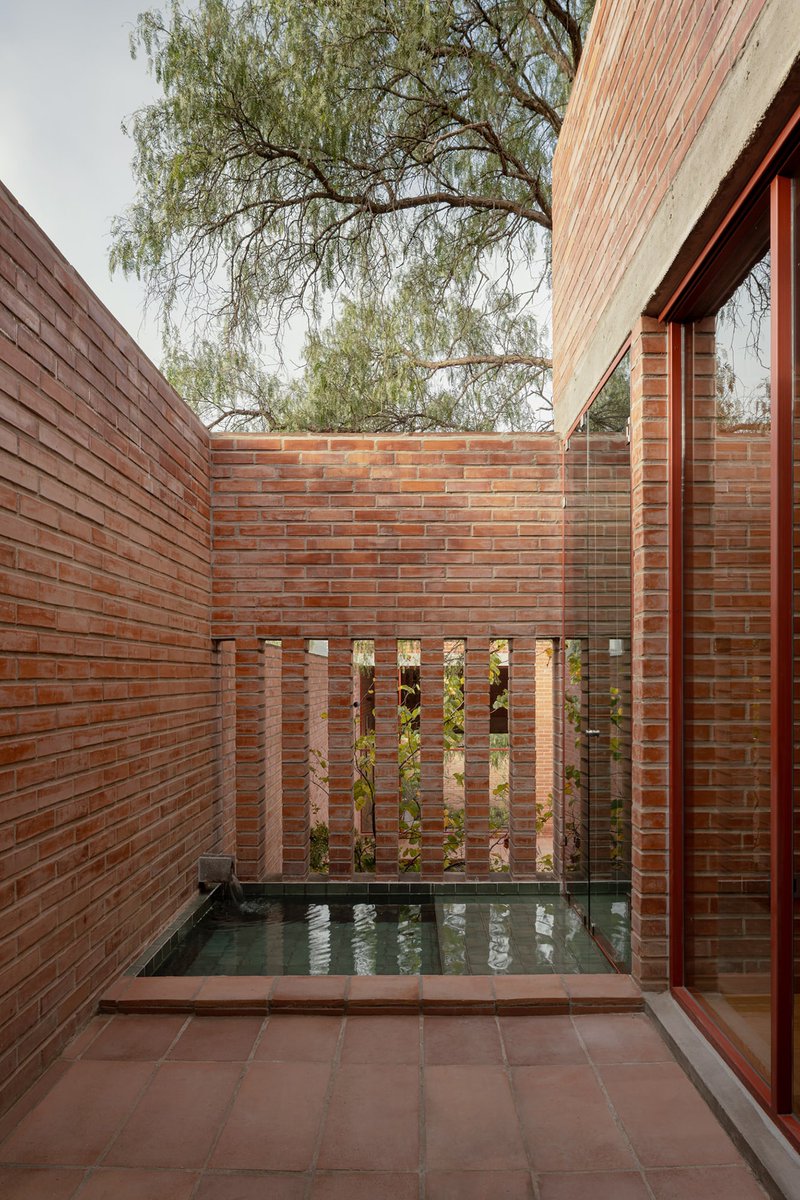 Arquine's tweet photo. Casa Pirules, en San Miguel de Allende, México, se integra al Valle del Maíz mediante cuatro volúmenes de ladrillo que se adaptan a la topografía y vegetación existente, articulados por patios y jardines. Un proyecto de Escobedo Soliz. | https://t.co/ABJFHGXJbq https://t.co/AzY2nyazK5