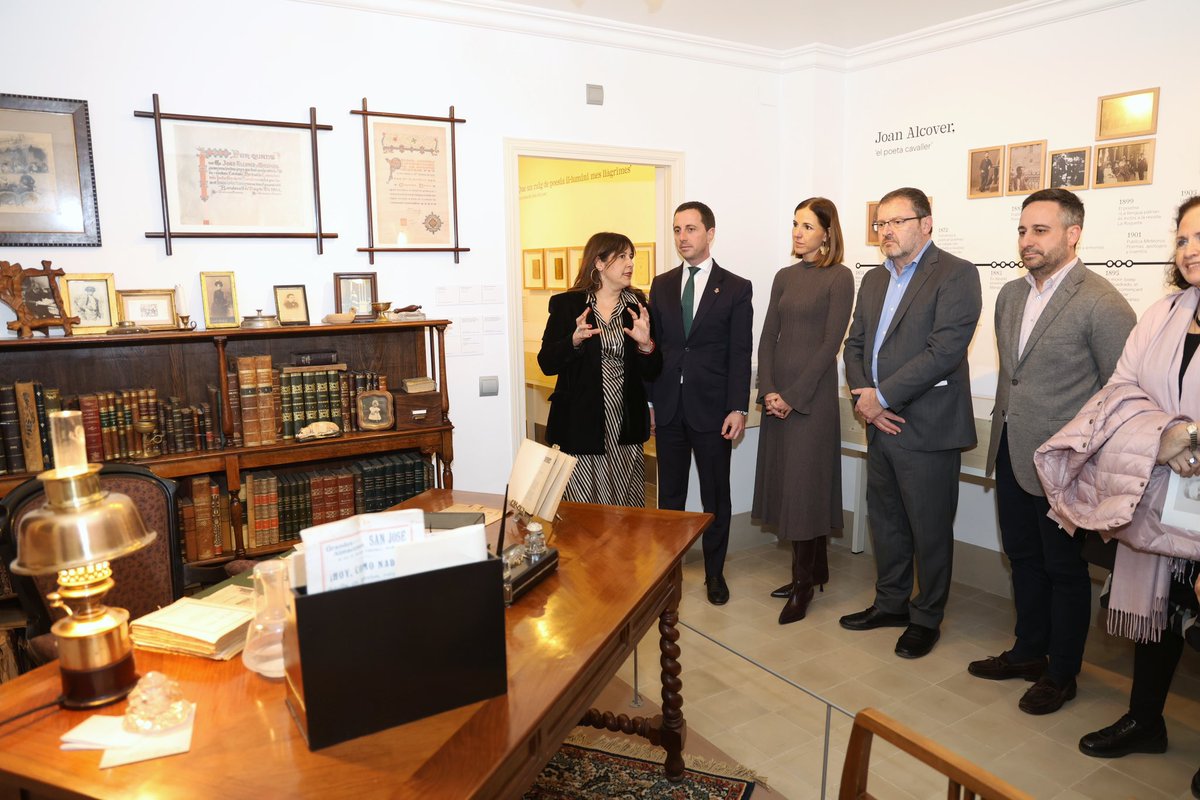 Des del Consell de Mallorca continuam commemorant l’Any Alcover, avui coincidint amb la data exacta del centenari de la mort de l’escriptor, amb la renovació de l’exposició «Joan Alcover, el poeta cavaller» a la casa del poeta.

La nova proposta no només actualitza el relat