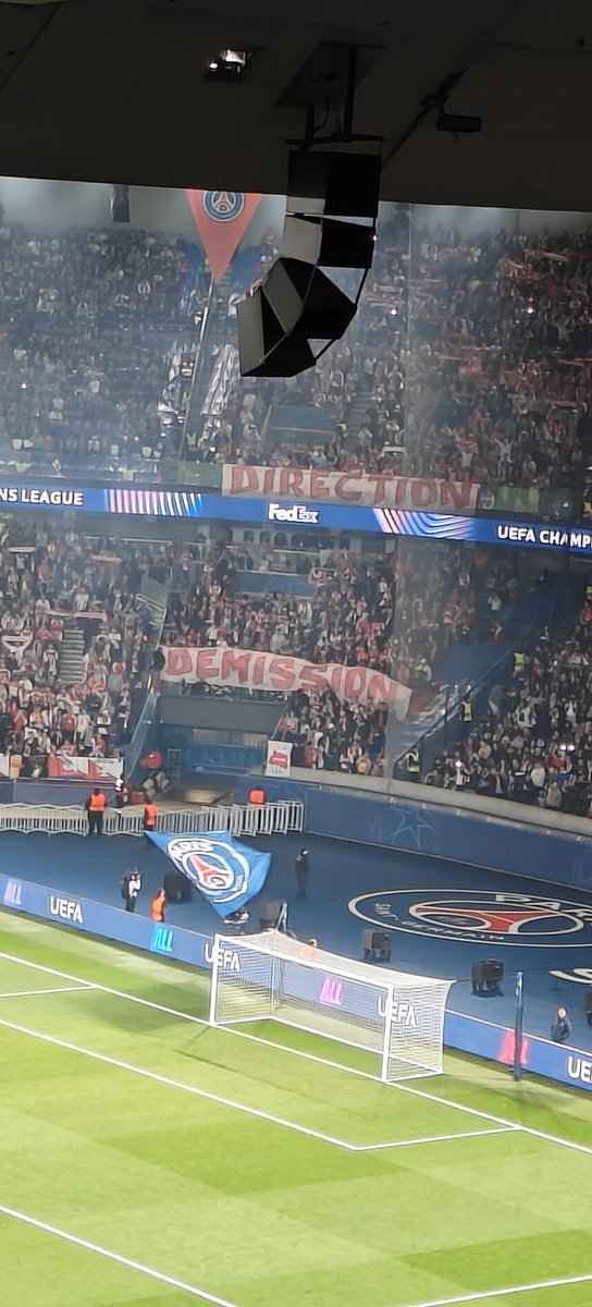 Pendant l'hymne de la Ligue des champions, le parcage des supporters monégasques envoie un message clair : "Direction démission"
