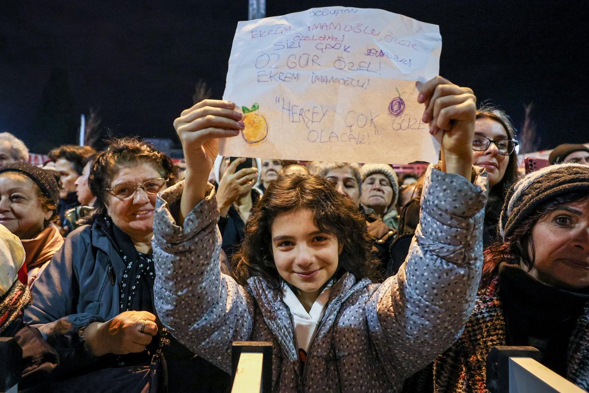 Bak bakalım bu meydana; sen mi güçlüsün biz mi güçlüyüz?

Kimse bu milleti hafife almasın, bu vatanı kimsesiz sanmasın! 

Biz buradayız, milletin meydanındayız.

Değişimin önünde kimse duramaz!
Bu gelişe kimse mani olamaz!