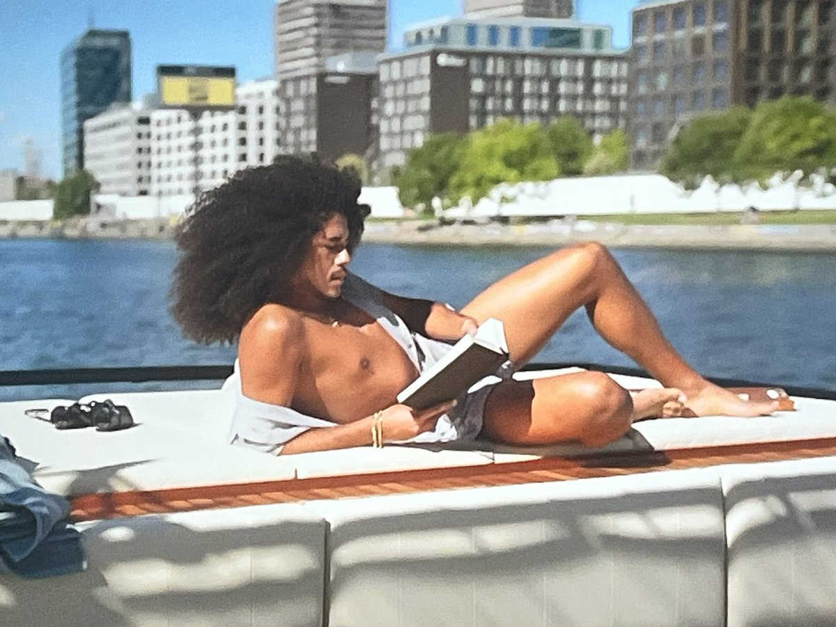 So sehe ich auch immer aus, wenn ich entspannt ein Buch lese #gntm