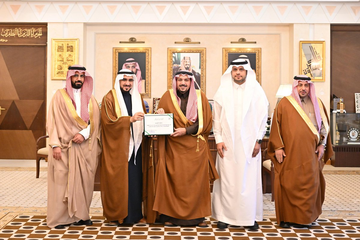 QassimUniv1's tweet photo. صاحب السمو الملكي الأمير الدكتور فيصل بن مشعل بن سعود بن عبدالعزيز أمير منطقة القصيم، يكرم #جامعة_القصيم نظير مشاركتها بجناح الإمارة في مهرجان الملك عبدالعزيز للإبل في نسخته العاشرة، تسلمه سعادة رئيس الجامعة الأستاذ الدكتور محمد بن فهد الشارخ، بحضور عميد كلية الطب البيطري، وعميد كلية الزراعة والأغذية.