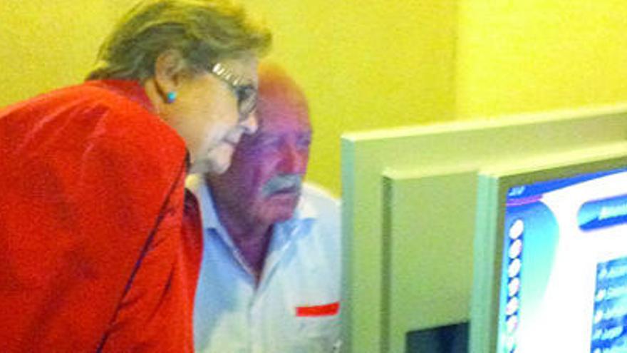 Leyendo la noticia siete veces sin creerla.