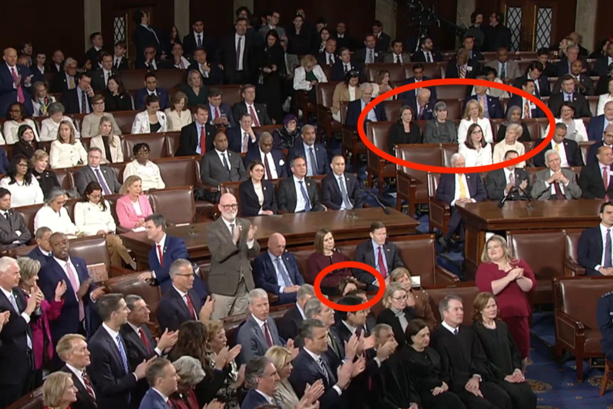 AlphaNews's tweet image. Minnesota DFLers refuse to say America’s first job is to protect American citizens, not illegal aliens

President Trump asked Amy Klobuchar and Angie Craig to stand if they believe America's first duty is to protect American citizens, not illegal aliens. Neither Klobuchar nor