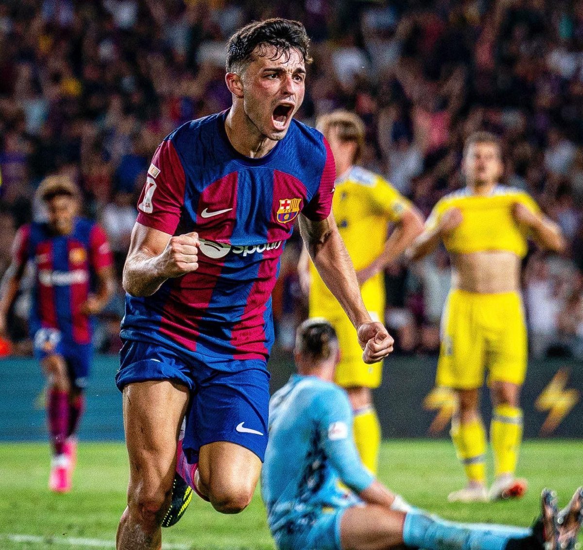 TheBarcaPulse's tweet photo. My face when Pedri receives the ball in a tight space and somehow emerges with it, creating a chance out of nothing. How does he DO it?! ๐คฏ It's like he has eyes in the back of his head! #PedriMagic #BarรงaFans https://t.co/E8x4Qo4ea7