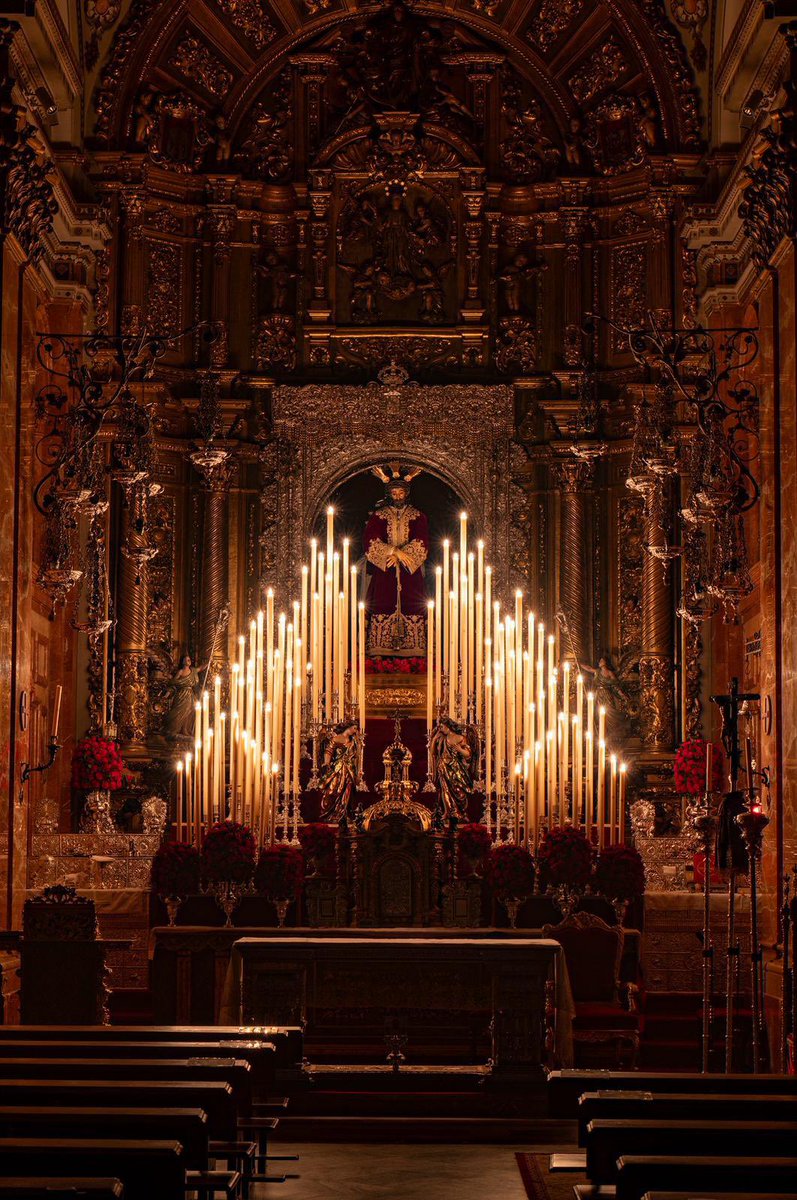 🟣 Altar de Quinario a Nuestro Padre Jesús de la Sentencia a la luz de los cirios. #EsperanzaMacarena #SentenciaMacarena #LaMacarena26 
📸: <a href="/Randofer94/">Manuel Fdez. Rando</a>