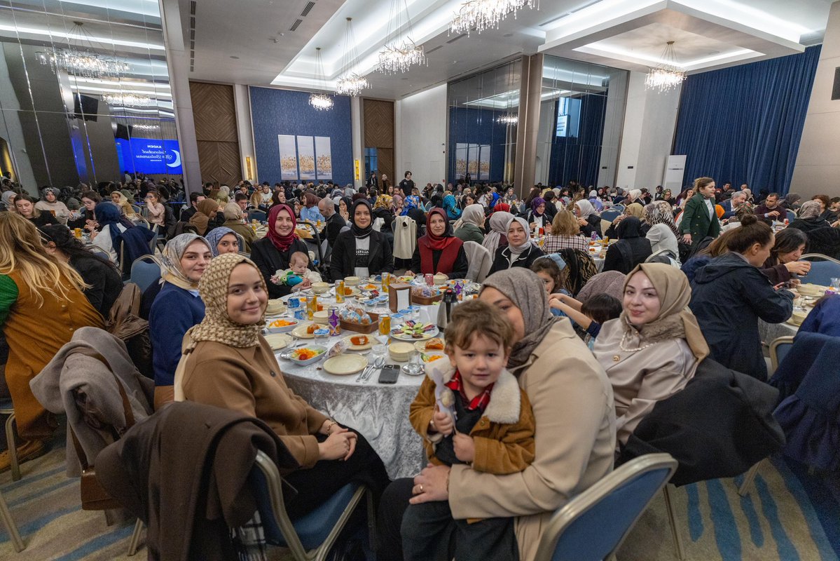 Ramazan birlikte güzel. 🌙

Üye ve gönüllülerimizle geleneksel iftarımızda bir araya geldik. Büyükler sohbet ederken küçükler oyunların ve  hediyelerin tadını çıkardı.😊

Nice Ramazanlarda buluşmak duasıyla. 🤲🏻
