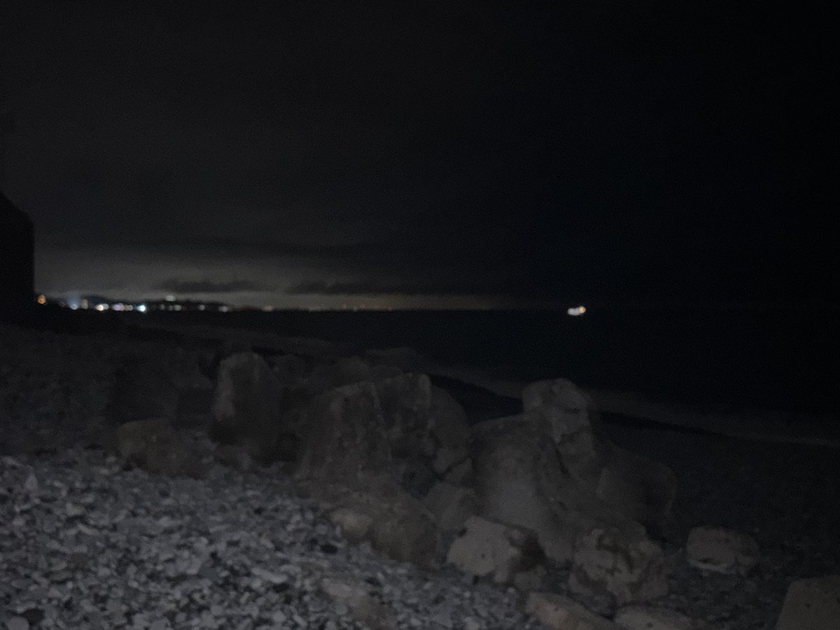 夜の海は少し怖かったので早めに帰ってきました 波の音は落ち着く