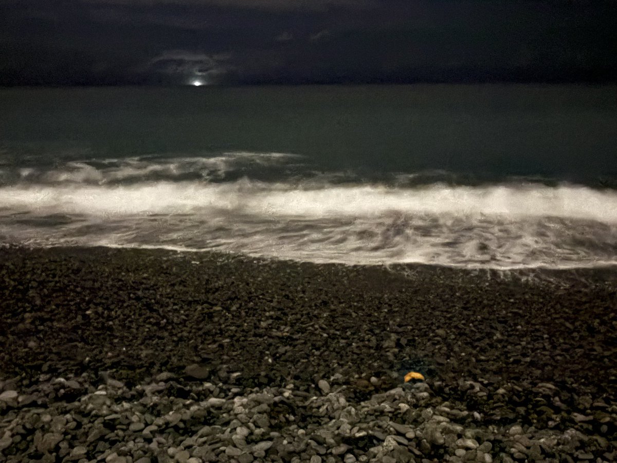 「夜の海」 夜の海は少し怖かったので早めに帰ってきました 波の音は落ち着く