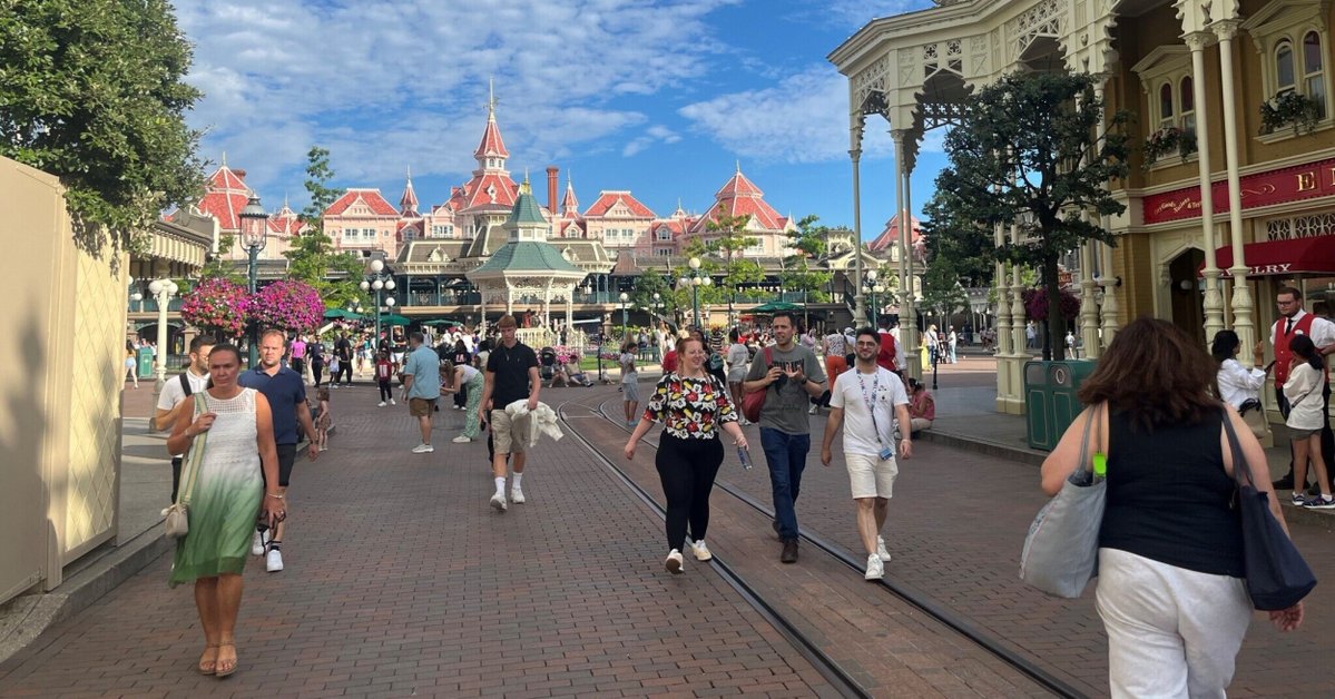 Disneyland Paris retrouve des couleurs. Le parc d’attractions a réalisé un bénéfice net de 260 millions d’euros, soit près de trois fois plus qu’en 2024.

Une performance qui confirme le retour en grâce du parc, qui investit dans son avenir

➡️ l.leparisien.fr/INxW