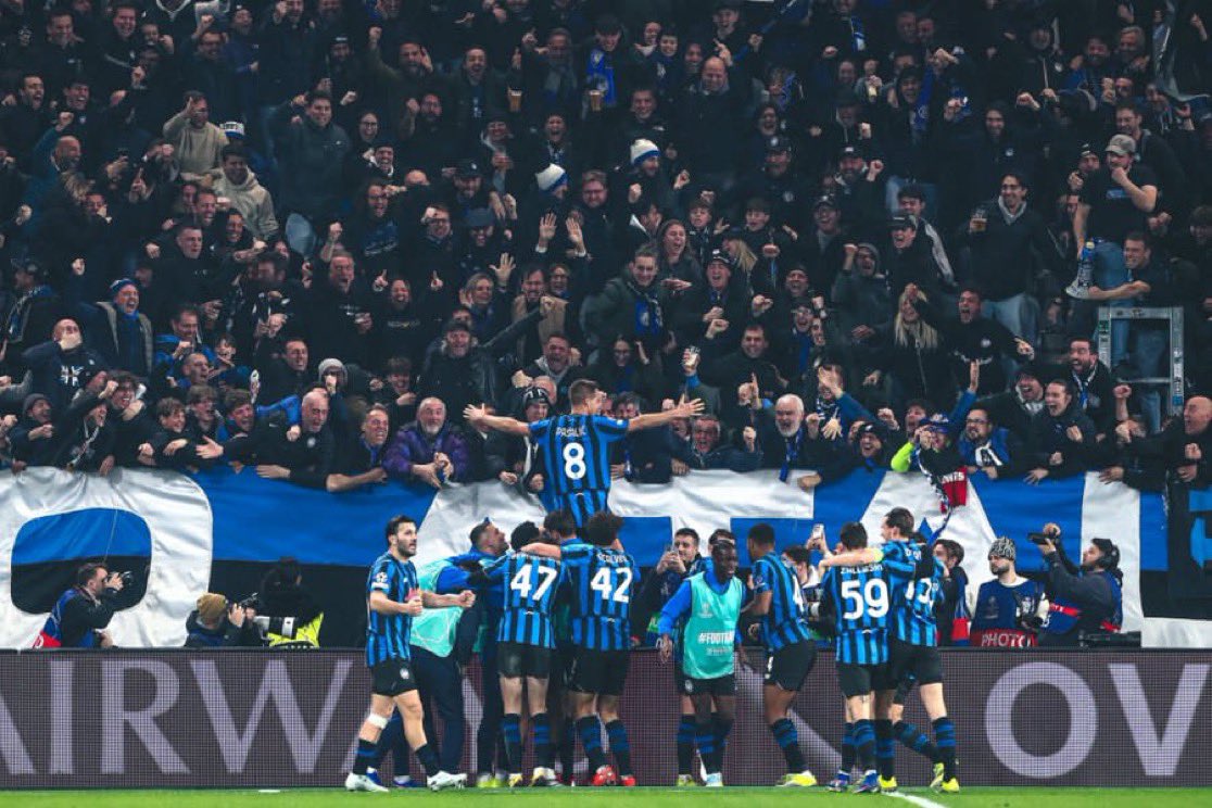 FBiasin's tweet photo. Ieri dopo il ko dell’Inter il problema del nostro calcio era che non si giocava più in strada, oggi dopo il 3-0 dell’Atalanta si è ricominciato a giocare in strada, sul 3-1 abbiamo vacillato ma ora possiamo dirlo: in Italia si gioca ancora in strada.

Complimenti alla Dea. https://t.co/Awhd2pkz7E
