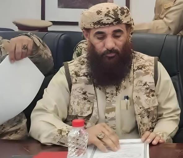 تحركات سعودية لإعادة ترتيب قيادة "العمالقة" في #عدن وسحب البساط من "المحرمي"

*كشفت مصادر عن تحرك سعودي لإجراء تغييرات داخل ألوية "العمالقة" في مدينة عدن، في خطوة وُصفت بأنها قد تعيد رسم موازين القوى.

قلنا لك يا محرمي هؤلاء لا عهد لهم ولا ذمه .
#موعدنا_الجمعة_ساحة_العروض