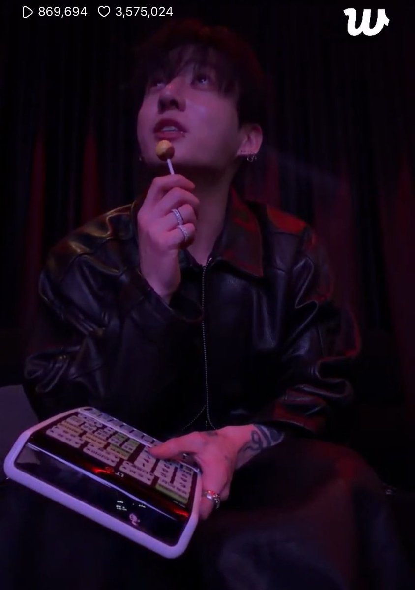 จองกุกบอกว่า:

ผมอยากพูดเรื่องนี้ เรื่องบุหรี่ครับ ก็คือตอนนี้ผมไม่ได้สูบแล้ว (เพื่อนจองกุกก็เสริมว่า นายไม่ได้สูบแล้วนิ)
น้องบอกว่า "ทำไมพูดเรื่องนี้ไม่ได้ผมก็จะ 30 แล้วนะ ใช่ครับผมเคยสูบบุหรี่ครับ สูบเยอะด้วย แต่ตอนนี้ผมพยายามที่เลิกครับ ผมไม่ได้สูบแล้วครับ"