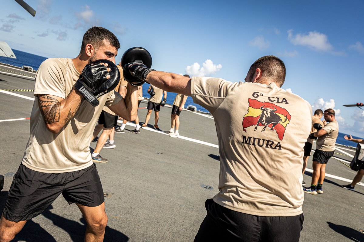 ⚓🇪🇸Mentalidad anfibia, operar en tierra desde la mar, doctrina, formación
específica, herencia histórica y #tradición, han hecho que las unidades
de la Fuerza de #InfanteríadeMarina posean un sólido espíritu de
cuerpo.

#DefendemosEspañaEnYDesdeLaMar