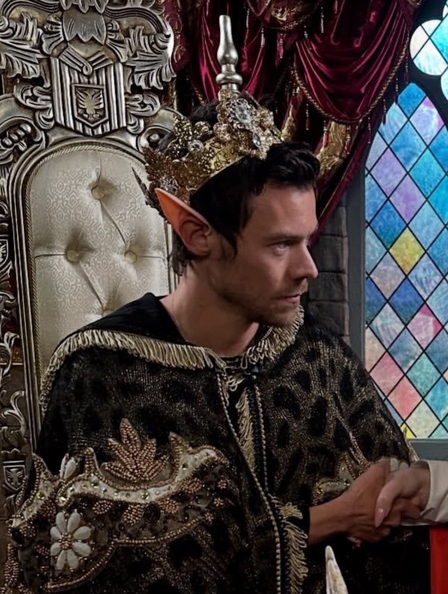 need some good ass editors to make this into a booktok edit like rhysand 🤣🤣🤣🤣