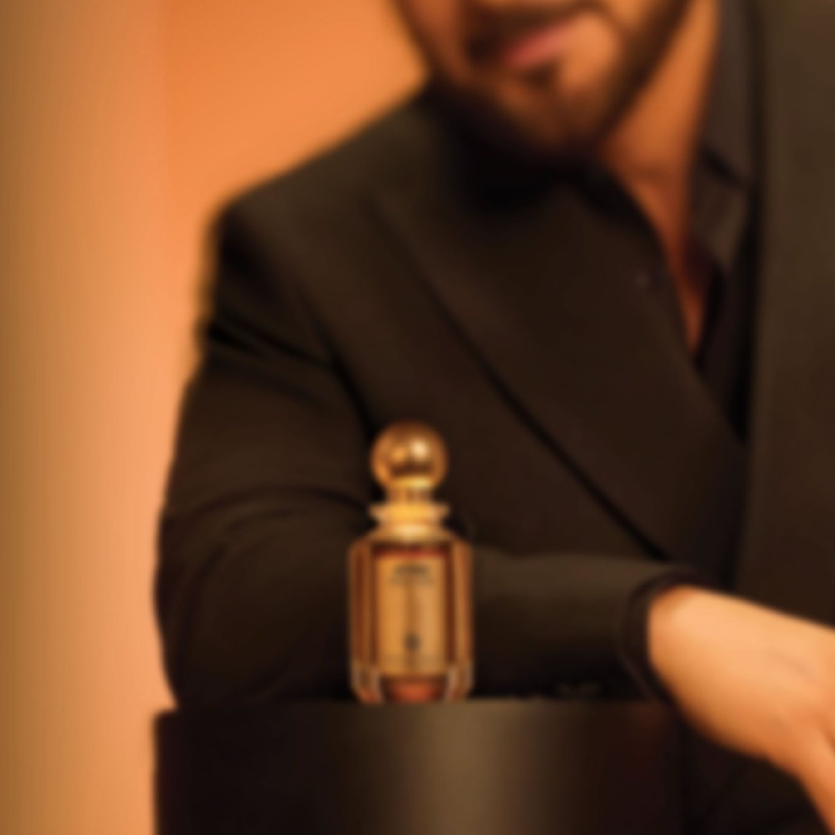 ASQ_Group's tweet photo. المجد الذي يفرض هيبتهه بصمت، ترقّبوا سر تميزكم الجديد.​

#AbdulSamadAlQurashi #ASQ #ASQ_Fragrances #عبدالصمد_القرشي #BodyOudCollection #بودي_عود https://t.co/GdR8QWr8Ax