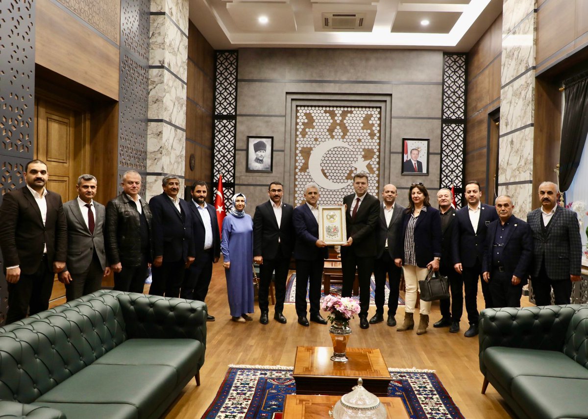 nigde_sen's tweet photo. Hizmet kolları başkanlarımız, Genç Memur Sen, Emekli Memur Sen ve Memur Sen Kadın Kolları başkanımızla birlikte geçtiğimiz günlerde Cumhurbaşkanlığı kararnamesi ile ilimize Vali olarak atanan,Sayın Valimiz Nedim Akmeşe'yi ziyaret ederek hayırlı olsun dileklerimizi ilettik. https://t.co/Uvjipqi9YU