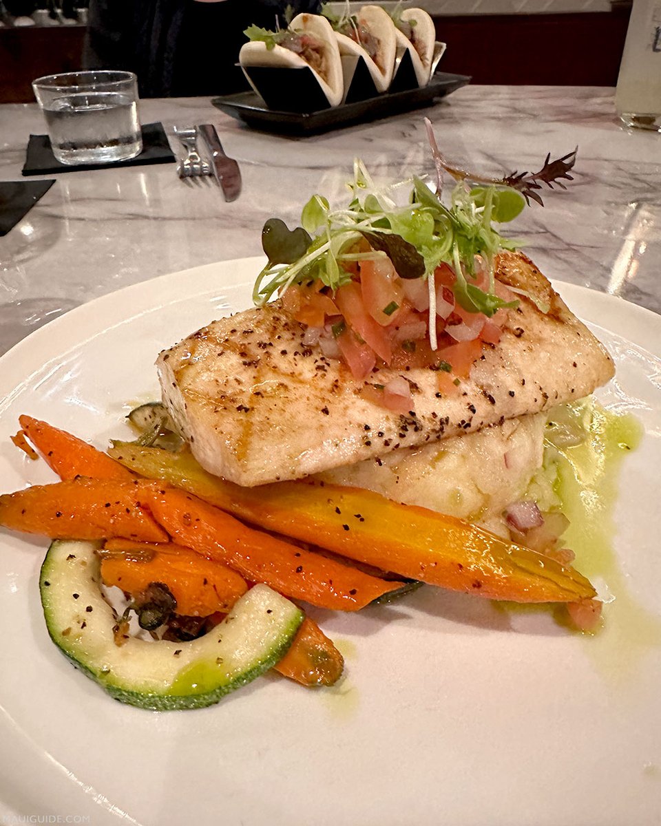 diningmaui's tweet photo. #MakawaoPublicHouse is one of those Upcountry spots that feels like a treat without being fussy.

It’s a lively gastro pub in the heart of #Makawao with a strong cocktail and beer lineup, plus a comfort food leaning menu. https://t.co/LFC1snEZiM