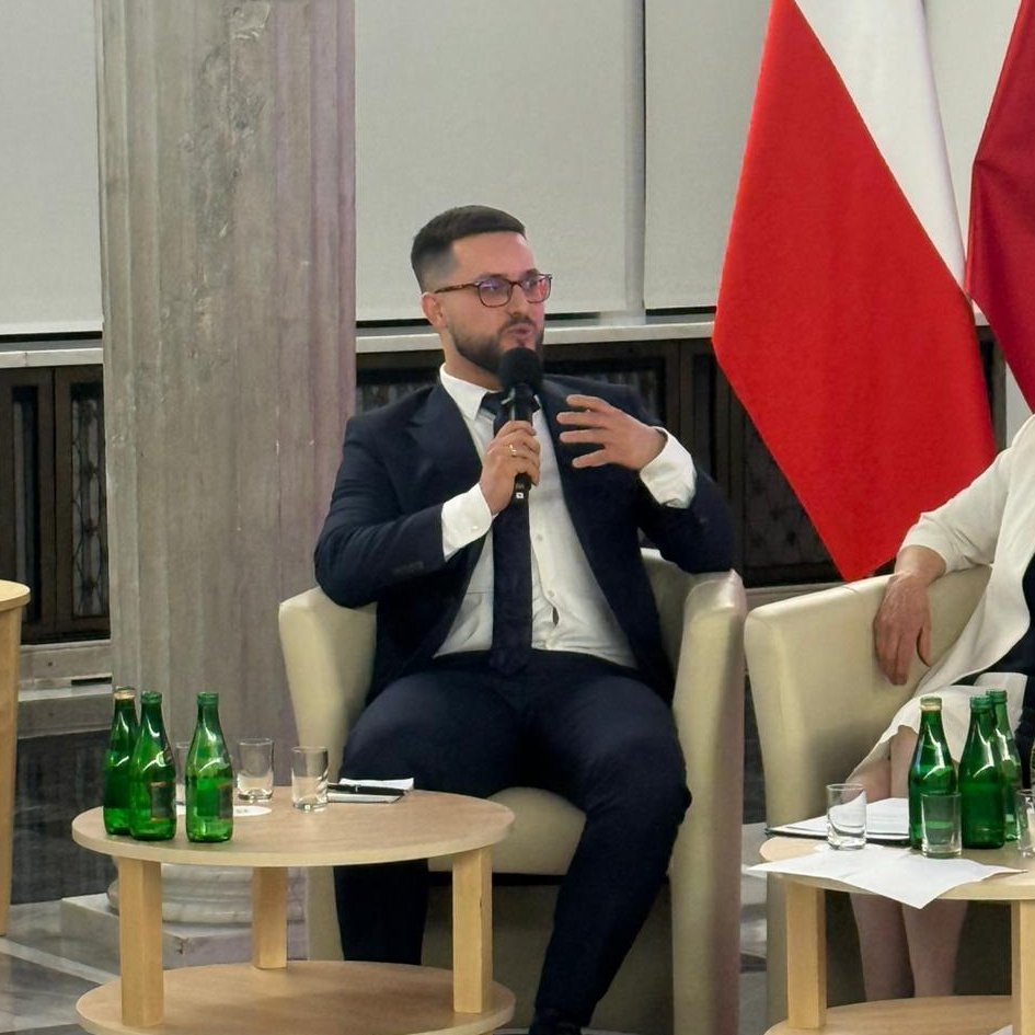 🗣️Głos młodego pokolenia  podczas konferencji #DemografiaOdNowa 👇

Jakub Cudak <a href="/GOdnowy/">Generacja OdNowy</a>:
💼Umowa na czas nieokreślony, która daje poczucie bezpieczeństwa, a na którą trzeba czekać jakieś 3 lata,  odwleka moment podjęcia decyzji o rodzinie. 

To nie jest tak, że młode pokolenie