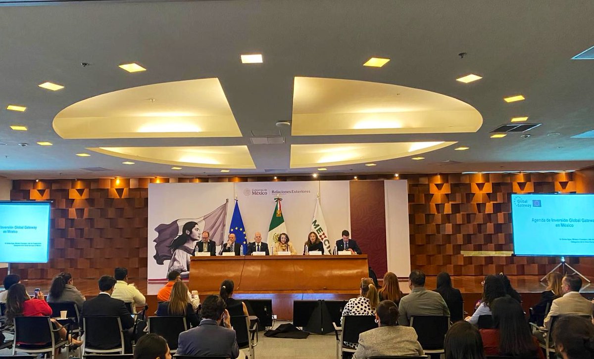 UEenMexico's tweet image. Hoy presentamos a @AMEXCID y representantes de empresas mexicanas y de la sociedad civil la estrategia de inversión #GlobalGateway 🇪🇺, que apoya inversiones en energías renovables, transporte sostenible y otros sectores prioritarios del Plan México. 
 
🇪🇺🤝🇲🇽