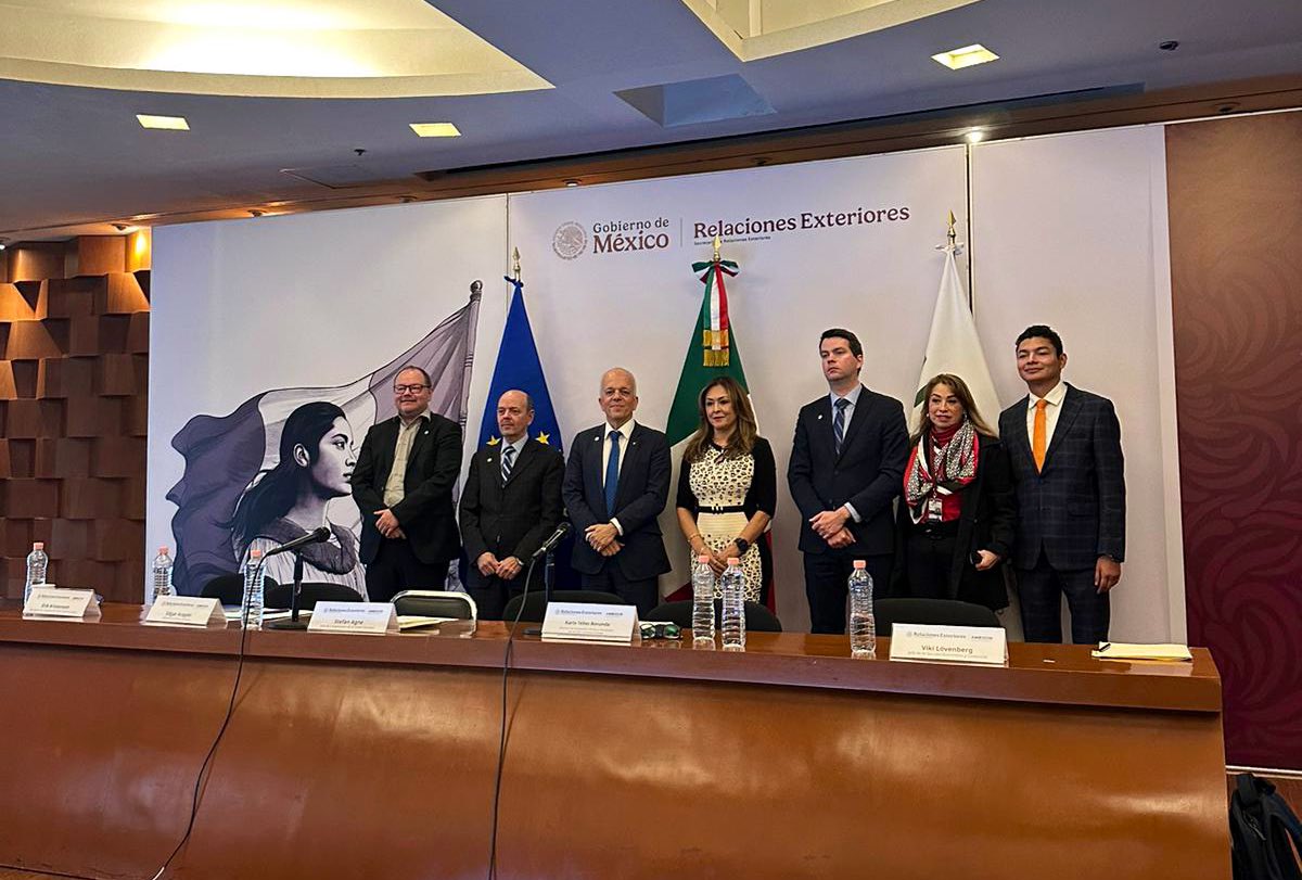 UEenMexico's tweet image. Hoy presentamos a @AMEXCID y representantes de empresas mexicanas y de la sociedad civil la estrategia de inversión #GlobalGateway 🇪🇺, que apoya inversiones en energías renovables, transporte sostenible y otros sectores prioritarios del Plan México. 
 
🇪🇺🤝🇲🇽