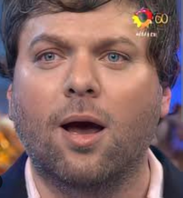 Brem1212's tweet photo. Estaba sentada en la plaza y viene un chico con un folleto 
"Hola linda,estoy ofreciendo cobertura médica te dejo mi contacto"
Yo: ay gracias pero laburo re en negro 
Él: Seguramente en algún momento te van a poner en blanco escribime
Yo: no creo
Él: Sisi Vos escribime a ese celu https://t.co/vqzgC7TXc4